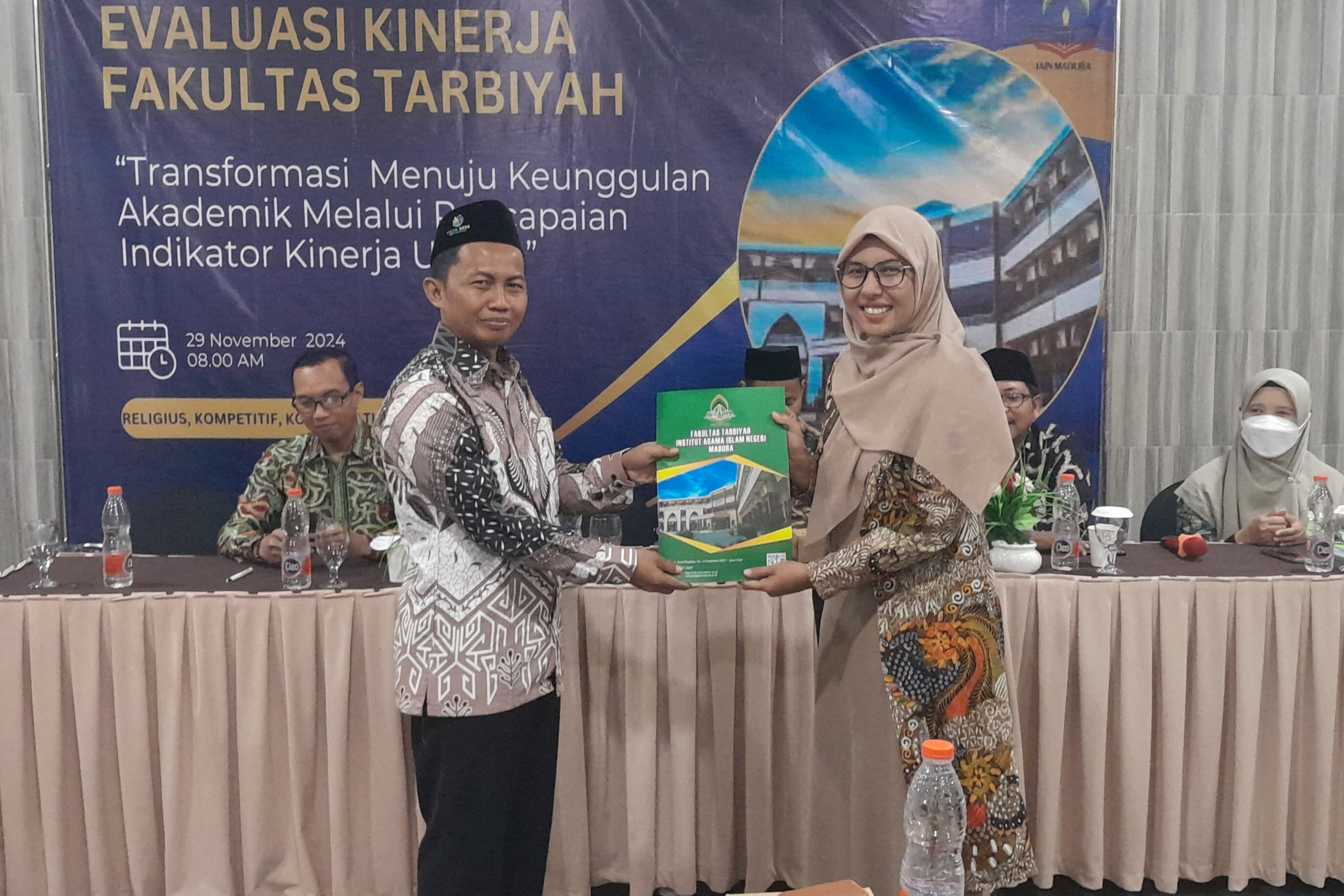 Kaprodi Tadris Matematika Serahkan Laporan Ketercapaian IKU 2024 pada Acara Evaluasi Kinerja Fakultas Tarbiyah