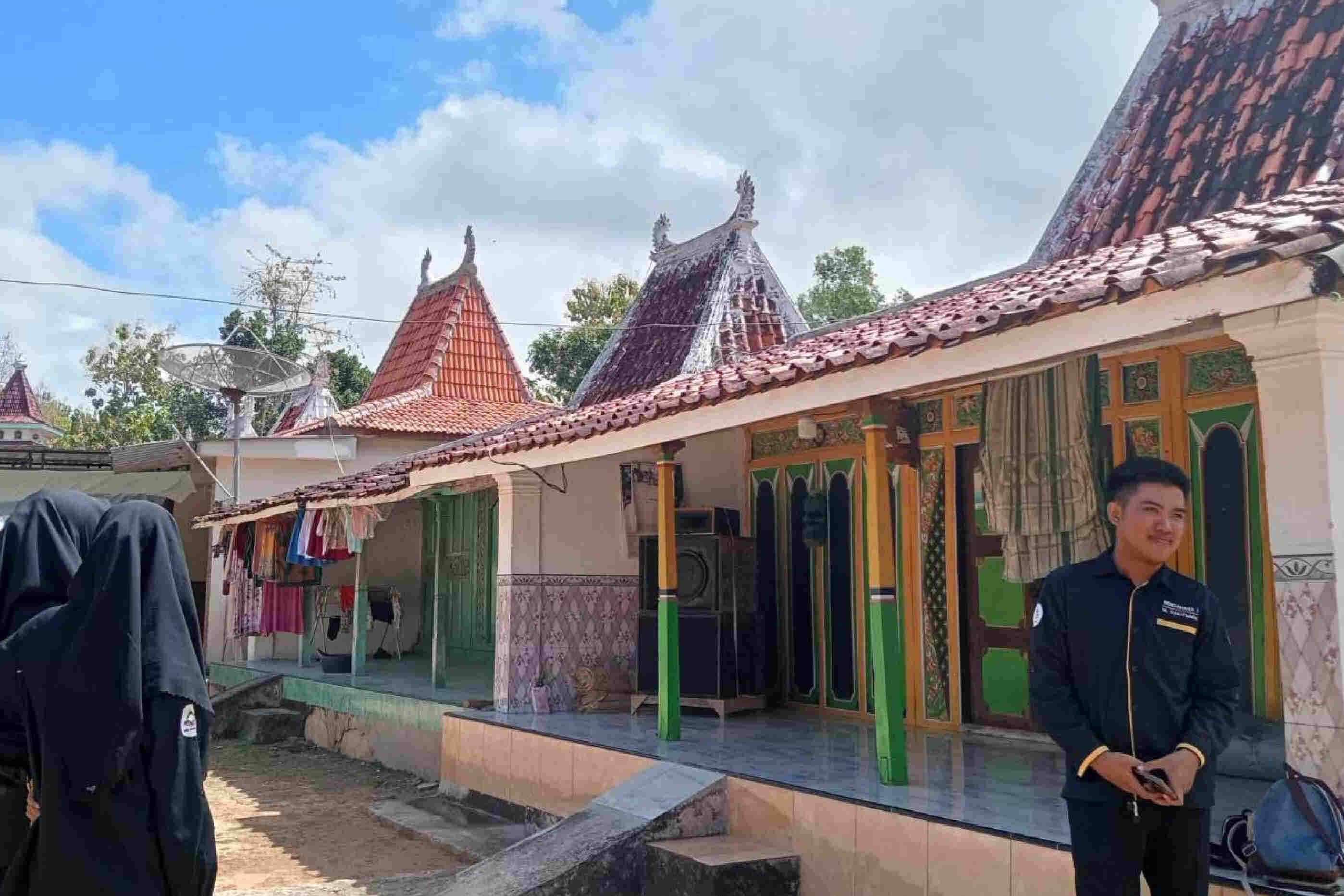 Perkuliahan di Luar Kelas: Identifikasi Geometri pada Rumah Madura