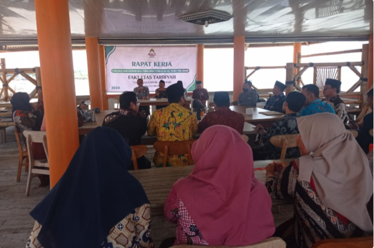 KAPRODI TADRIS MATEMATIKA IKUTI RAKER DAN SOSIALISASI HASIL SURVEY KEPUASAN DOSEN SERTA TENDIK FAKULTAS TARBIYAH IAIN MADURA 2024